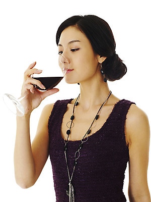 포토 JPG 스튜디오촬영 모델 원피스 여자 음료 포즈 와인잔 장신구 실내 한명 사람 동양인 손짓 이벤트 상반신 20대 성인 옆모습 장식 쇼핑 파티 유행 와인 한국인 마시기 고급 여자만 여자한명만 성인여자만 청년만 청년여자만 성인한명만 청년여자한명만 성인여자한명만 성인만 국내포토 1 옷 뷰포인트 컨셉 술잔 모션 주류 인종 청년 내부 파일형식