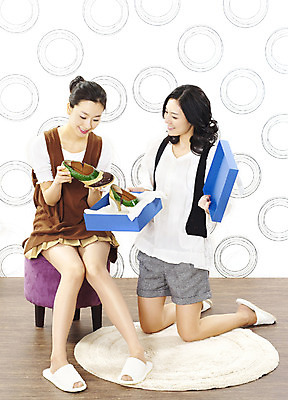 포토 JPG 스튜디오촬영 전신 모델 여자 구두 포즈 슬리퍼 실내 선물 미소 웃음 사람 앉기 동양인 손짓 20대 성인 두명 캐주얼 친구 선물상자 쇼핑 한국인 즐거움 설레임 여자만 성인여자만 청년만 청년여자만 성인만 국내포토 옷 감정 신발 관계 모션 표정 인종 청년 내부 상자 파일형식