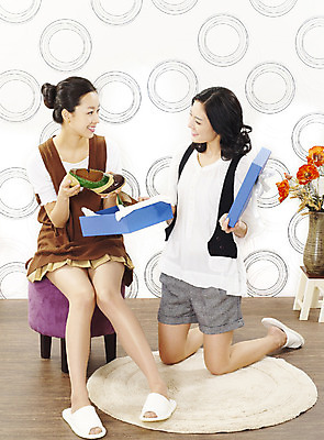 포토 JPG 스튜디오촬영 전신 모델 여자 꽃 구두 포즈 슬리퍼 실내 선물 미소 웃음 사람 앉기 동양인 손짓 20대 성인 두명 캐주얼 친구 선물상자 쇼핑 꽃병 한국인 즐거움 설레임 여자만 성인여자만 청년만 청년여자만 성인만 국내포토 식물 옷 감정 신발 관계 모션 표정 인종 청년 내부 상자 파일형식