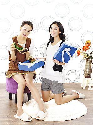 포토 JPG 스튜디오촬영 전신 모델 여자 꽃 구두 포즈 의자 슬리퍼 실내 선물 미소 웃음 사람 앉기 동양인 손짓 20대 성인 두명 캐주얼 친구 선물상자 쇼핑 꽃병 한국인 즐거움 설레임 여자만 성인여자만 청년만 청년여자만 성인만 국내포토 식물 옷 감정 가구 신발 관계 모션 표정 인종 청년 내부 상자 파일형식