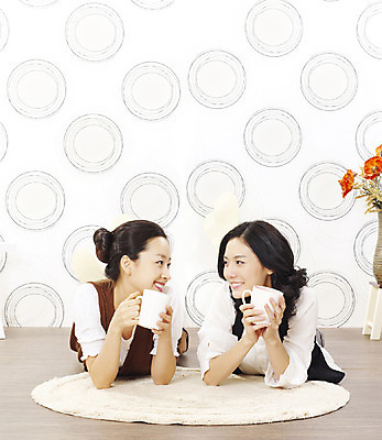 포토 JPG 스튜디오촬영 모델 라이프스타일 여자 꽃 커피 음료 엎드리기 포즈 휴식 실내 대화 미소 웃음 사람 동양인 손짓 상반신 20대 성인 취미 두명 옆모습 컵 캐주얼 친구 쇼핑 마주보기 꽃병 한국인 마시기 편안함 여자만 성인여자만 청년만 청년여자만 성인만 국내포토 식물 식기 옷 뷰포인트 컨셉 관계 모션 표정 말하기 인종 청년 내부 생활 감각 파일형식