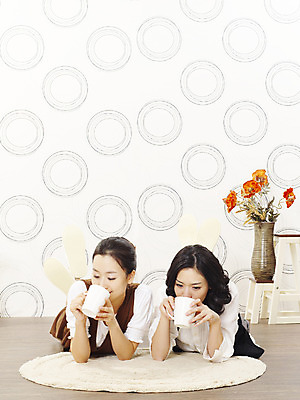 포토 JPG 스튜디오촬영 모델 라이프스타일 여자 꽃 여유 커피 음료 엎드리기 포즈 휴식 슬리퍼 실내 미소 웃음 사람 동양인 손짓 상반신 20대 성인 취미 두명 컵 캐주얼 친구 쇼핑 꽃병 한국인 마시기 편안함 여자만 성인여자만 청년만 청년여자만 성인만 국내포토 식물 식기 옷 감정 신발 컨셉 관계 모션 표정 인종 청년 내부 생활 감각 파일형식
