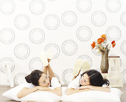 포토 JPG 스튜디오촬영 모델 라이프스타일 여자 꽃 엎드리기 포즈 쿠션 베개 휴식 슬리퍼 실내 사람 동양인 손짓 상반신 20대 성인 취미 두명 옆모습 캐주얼 친구 쇼핑 마주보기 꽃병 한국인 여자만 성인여자만 청년만 청년여자만 성인만 국내포토 식물 옷 뷰포인트 신발 컨셉 관계 침구 모션 인종 청년 내부 생활 파일형식