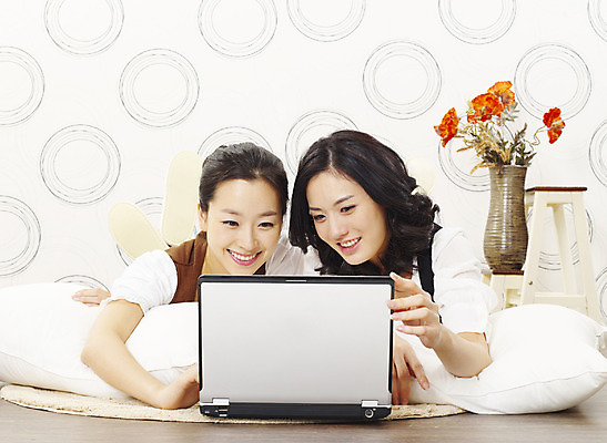 포토 JPG 스튜디오촬영 모델 라이프스타일 여자 꽃 엎드리기 포즈 쿠션 인터넷 베개 휴식 실내 미소 웃음 사람 동양인 손짓 상반신 20대 성인 취미 두명 앞모습 캐주얼 친구 노트북 쇼핑 컴퓨터 꽃병 한국인 웹서핑 여자만 성인여자만 청년만 청년여자만 성인만 국내포토 식물 옷 뷰포인트 컨셉 관계 침구 모션 표정 인종 청년 내부 생활 전자제품 파일형식