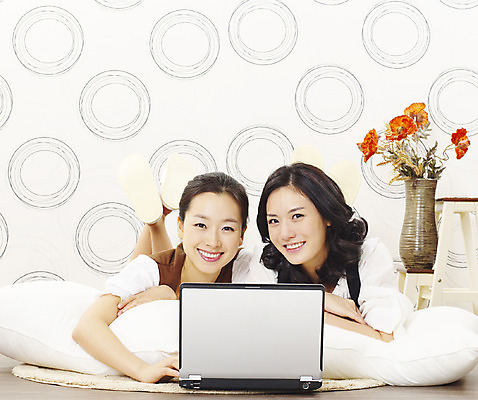 포토 JPG 스튜디오촬영 모델 라이프스타일 여자 꽃 엎드리기 포즈 쿠션 인터넷 베개 휴식 슬리퍼 실내 미소 웃음 사람 동양인 손짓 상반신 20대 성인 취미 두명 앞모습 캐주얼 친구 노트북 쇼핑 컴퓨터 꽃병 한국인 웹서핑 여자만 성인여자만 청년만 청년여자만 성인만 국내포토 식물 옷 뷰포인트 신발 컨셉 관계 침구 모션 표정 인종 청년 내부 생활 전자제품 파일형식