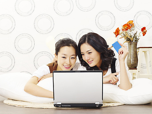 포토 JPG 스튜디오촬영 모델 라이프스타일 여자 꽃 엎드리기 포즈 쿠션 인터넷 베개 휴식 실내 미소 웃음 사람 동양인 손짓 상반신 20대 성인 취미 두명 캐주얼 친구 노트북 쇼핑 컴퓨터 꽃병 한국인 웹서핑 신용카드 결제 신용거래 여자만 성인여자만 청년만 청년여자만 성인만 국내포토 식물 옷 컨셉 관계 침구 모션 표정 인종 청년 내부 생활 금융 전자제품 파일형식