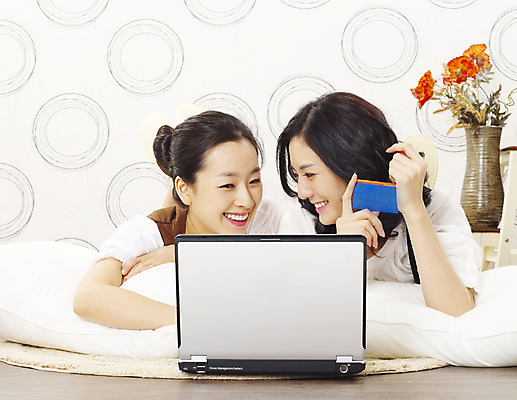 포토 JPG 스튜디오촬영 모델 라이프스타일 여자 꽃 엎드리기 포즈 쿠션 인터넷 베개 휴식 실내 미소 웃음 사람 동양인 손짓 상반신 20대 성인 취미 두명 옆모습 캐주얼 친구 노트북 쇼핑 컴퓨터 꽃병 한국인 웹서핑 신용카드 결제 신용거래 여자만 성인여자만 청년만 청년여자만 성인만 국내포토 식물 옷 뷰포인트 컨셉 관계 침구 모션 표정 인종 청년 내부 생활 금융 전자제품 파일형식