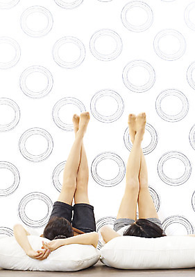 포토 JPG 스튜디오촬영 전신 모델 라이프스타일 여자 포즈 쿠션 반바지 베개 휴식 실내 사람 동양인 손짓 20대 성인 취미 두명 캐주얼 친구 쇼핑 눕기 한국인 편안함 다리들기 다리펴기 여자만 성인여자만 청년만 청년여자만 성인만 국내포토 옷 컨셉 바지 관계 침구 모션 인종 청년 내부 생활 감각 파일형식