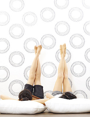 포토 JPG 스튜디오촬영 전신 모델 라이프스타일 여자 포즈 쿠션 반바지 베개 휴식 실내 사람 동양인 손짓 20대 성인 취미 두명 캐주얼 친구 쇼핑 눕기 한국인 편안함 다리들기 다리펴기 여자만 성인여자만 청년만 청년여자만 성인만 국내포토 옷 컨셉 바지 관계 침구 모션 인종 청년 내부 생활 감각 파일형식