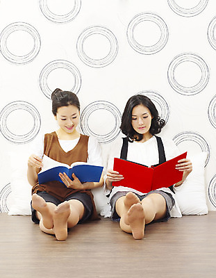 포토 JPG 스튜디오촬영 전신 모델 라이프스타일 여자 포즈 쿠션 베개 휴식 실내 미소 웃음 사람 앉기 동양인 손짓 20대 성인 취미 두명 앞모습 책 캐주얼 친구 쇼핑 독서 한국인 여자만 성인여자만 청년만 청년여자만 성인만 국내포토 옷 뷰포인트 컨셉 관계 침구 모션 표정 인종 청년 내부 생활 파일형식