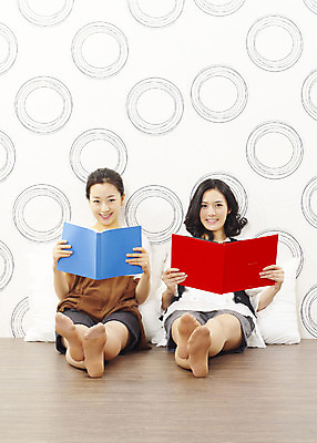 포토 JPG 스튜디오촬영 전신 모델 라이프스타일 여자 포즈 쿠션 베개 휴식 실내 미소 웃음 사람 앉기 동양인 손짓 20대 성인 취미 두명 앞모습 책 캐주얼 친구 쇼핑 독서 한국인 여자만 성인여자만 청년만 청년여자만 성인만 국내포토 옷 뷰포인트 컨셉 관계 침구 모션 표정 인종 청년 내부 생활 파일형식