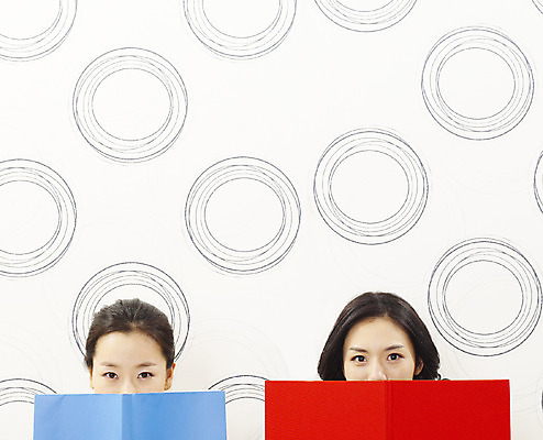 포토 JPG 스튜디오촬영 모델 라이프스타일 여자 얼굴 포즈 휴식 실내 사람 동양인 손짓 20대 성인 취미 두명 앞모습 신체부위 책 친구 쇼핑 독서 한국인 여자만 성인여자만 청년만 청년여자만 성인만 국내포토 뷰포인트 컨셉 관계 모션 인종 청년 내부 생활 파일형식