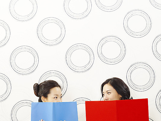 포토 JPG 스튜디오촬영 모델 라이프스타일 여자 포즈 휴식 실내 사람 동양인 손짓 20대 성인 취미 두명 책 친구 쇼핑 독서 마주보기 한국인 여자만 성인여자만 청년만 청년여자만 성인만 국내포토 컨셉 관계 모션 인종 청년 내부 생활 파일형식