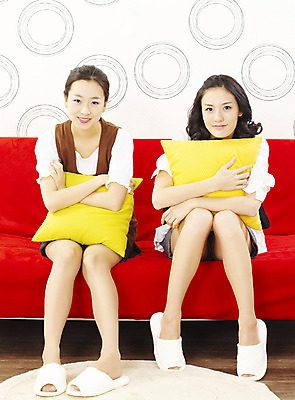 포토 JPG 스튜디오촬영 전신 모델 라이프스타일 여자 포즈 쿠션 휴식 슬리퍼 실내 사람 앉기 동양인 손짓 20대 성인 취미 두명 앞모습 캐주얼 친구 쇼핑 소파 한국인 여자만 성인여자만 청년만 청년여자만 성인만 국내포토 옷 뷰포인트 신발 컨셉 의자 관계 모션 인종 청년 내부 생활 파일형식