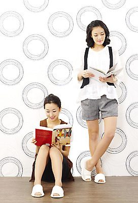 포토 JPG 스튜디오촬영 전신 모델 라이프스타일 여자 포즈 반바지 휴식 슬리퍼 실내 서기 미소 웃음 사람 앉기 동양인 손짓 20대 성인 취미 두명 앞모습 책 캐주얼 친구 쇼핑 독서 한국인 조끼 여자만 성인여자만 청년만 청년여자만 성인만 국내포토 옷 뷰포인트 신발 컨셉 바지 관계 모션 표정 인종 청년 내부 생활 외투 파일형식