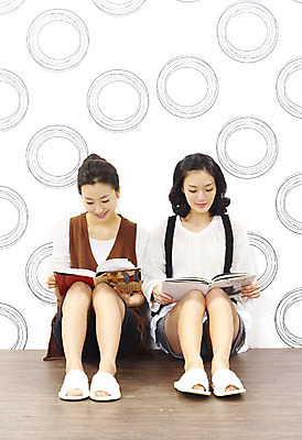 포토 JPG 스튜디오촬영 전신 모델 라이프스타일 여자 포즈 반바지 휴식 슬리퍼 실내 미소 웃음 사람 앉기 동양인 손짓 20대 성인 취미 두명 앞모습 책 캐주얼 친구 쇼핑 독서 한국인 여자만 성인여자만 청년만 청년여자만 성인만 국내포토 옷 뷰포인트 신발 컨셉 바지 관계 모션 표정 인종 청년 내부 생활 파일형식