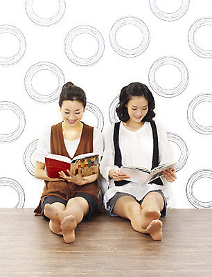 포토 JPG 스튜디오촬영 전신 모델 라이프스타일 여자 포즈 반바지 휴식 실내 미소 웃음 사람 앉기 동양인 손짓 20대 성인 취미 두명 앞모습 책 캐주얼 친구 쇼핑 독서 한국인 여자만 성인여자만 청년만 청년여자만 성인만 국내포토 옷 뷰포인트 컨셉 바지 관계 모션 표정 인종 청년 내부 생활 파일형식