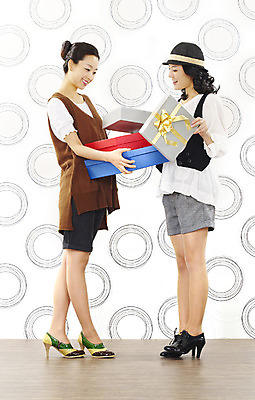 포토 JPG 스튜디오촬영 전신 모델 모자 여자 구두 포즈 반바지 실내 선물 서기 미소 웃음 사람 동양인 손짓 20대 성인 두명 캐주얼 친구 선물상자 쇼핑 한국인 조끼 즐거움 여자만 성인여자만 청년만 청년여자만 성인만 열어보기 국내포토 잡화 옷 감정 신발 바지 관계 모션 표정 인종 청년 내부 상자 외투 파일형식