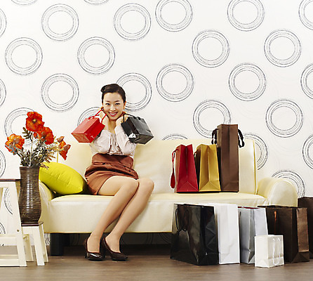 포토 JPG 스튜디오촬영 전신 모델 여자 꽃 포즈 쿠션 실내 한명 미소 웃음 사람 앉기 동양인 손짓 20대 성인 앞모습 쇼핑 소파 쇼핑백 꽃병 한국인 즐거움 만족 여자만 여자한명만 성인여자만 청년만 청년여자만 성인한명만 청년여자한명만 성인여자한명만 성인만 흐뭇 국내포토 식물 1 감정 뷰포인트 컨셉 의자 가방 모션 표정 인종 청년 내부 파일형식