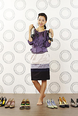 포토 JPG 스튜디오촬영 전신 모델 여자 구두 포즈 장신구 실내 한명 서기 미소 웃음 사람 동양인 손짓 20대 성인 앞모습 장식 쇼핑 한국인 선택 하이힐 고민 추천 갈등 고심 구두쇼핑 여자만 여자한명만 성인여자만 청년만 청년여자만 성인한명만 청년여자한명만 성인여자한명만 성인만 국내포토 1 감정 뷰포인트 신발 컨셉 모션 표정 인종 청년 내부 여성화 파일형식