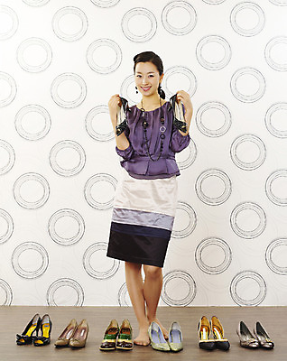 포토 JPG 스튜디오촬영 전신 모델 여자 구두 포즈 장신구 실내 한명 서기 미소 웃음 사람 동양인 손짓 20대 성인 앞모습 장식 쇼핑 한국인 선택 하이힐 고민 추천 갈등 고심 구두쇼핑 여자만 여자한명만 성인여자만 청년만 청년여자만 성인한명만 청년여자한명만 성인여자한명만 성인만 국내포토 1 감정 뷰포인트 신발 컨셉 모션 표정 인종 청년 내부 여성화 파일형식