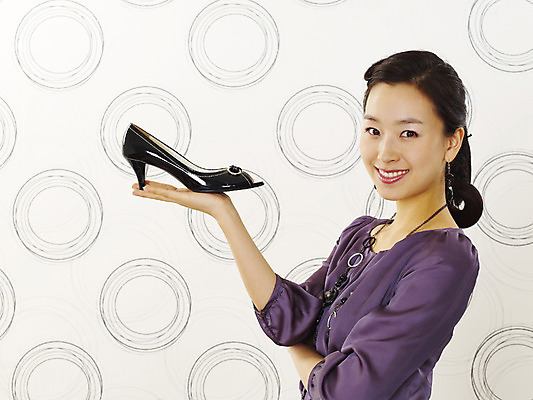 포토 JPG 스튜디오촬영 모델 여자 구두 포즈 장신구 안내 실내 한명 미소 웃음 누끼 사람 동양인 손짓 상반신 20대 성인 앞모습 장식 쇼핑 한국인 하이힐 알림 추천 여자만 여자한명만 성인여자만 청년만 청년여자만 성인한명만 청년여자한명만 성인여자한명만 성인만 국내포토 1 뷰포인트 신발 모션 표정 인종 청년 내부 여성화 파일형식