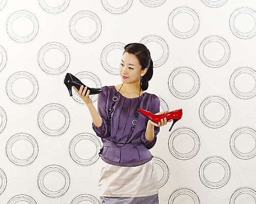 포토 JPG 스튜디오촬영 모델 여자 구두 포즈 장신구 실내 한명 누끼 사람 동양인 손짓 상반신 20대 성인 앞모습 장식 쇼핑 한국인 선택 하이힐 고민 갈등 고심 여자만 여자한명만 성인여자만 청년만 청년여자만 성인한명만 청년여자한명만 성인여자한명만 성인만 국내포토 1 감정 뷰포인트 신발 컨셉 모션 인종 청년 내부 여성화 파일형식