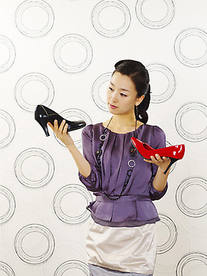 포토 JPG 스튜디오촬영 모델 여자 구두 포즈 장신구 실내 한명 누끼 사람 동양인 손짓 상반신 20대 성인 앞모습 장식 쇼핑 한국인 선택 하이힐 고민 갈등 고심 여자만 여자한명만 성인여자만 청년만 청년여자만 성인한명만 청년여자한명만 성인여자한명만 성인만 국내포토 1 감정 뷰포인트 신발 컨셉 모션 인종 청년 내부 여성화 파일형식