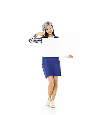 포토 JPG 스튜디오촬영 전신 모델 모자 라이프스타일 원피스 여자 포즈 모션 안내 실내 한명 서기 미소 웃음 들기 누끼 사람 동양인 손짓 이벤트 20대 성인 앞모습 캐주얼 한국인 엄지손가락 검지손가락 가리킴 알림 메모판 베레모 캐주얼원피스 집게손가락 여자만 여자한명만 성인여자만 청년만 청년여자만 성인한명만 청년여자한명만 성인여자한명만 성인만 국내포토 모자_잡화 1 잡화 옷 뷰포인트 손가락 표정 인종 청년 내부 생활 파일형식