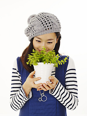 포토 JPG 스튜디오촬영 식물 모델 모자 라이프스타일 원피스 여자 화분 화초 포즈 모션 실내 한명 미소 웃음 누끼 사람 동양인 손짓 이벤트 상반신 20대 성인 앞모습 캐주얼 한국인 허브 베레모 캐주얼원피스 여자만 여자한명만 성인여자만 청년만 청년여자만 성인한명만 청년여자한명만 성인여자한명만 성인만 국내포토 모자_잡화 1 잡화 옷 뷰포인트 표정 인종 청년 내부 생활 파일형식