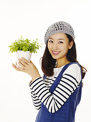 포토 JPG 스튜디오촬영 식물 모델 모자 라이프스타일 원피스 여자 화분 화초 포즈 모션 실내 한명 미소 웃음 누끼 사람 동양인 손짓 이벤트 상반신 20대 성인 앞모습 캐주얼 한국인 허브 베레모 캐주얼원피스 여자만 여자한명만 성인여자만 청년만 청년여자만 성인한명만 청년여자한명만 성인여자한명만 성인만 국내포토 모자_잡화 1 잡화 옷 뷰포인트 표정 인종 청년 내부 생활 파일형식