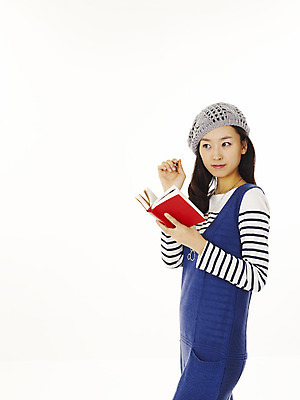 포토 JPG 스튜디오촬영 모델 모자 라이프스타일 원피스 여자 포즈 생각 장신구 모션 실내 한명 누끼 사람 동양인 손짓 이벤트 상반신 20대 성인 옆모습 장식 책 캐주얼 필기구 연필 다이어리 공책 한국인 베레모 캐주얼원피스 여자만 여자한명만 성인여자만 청년만 청년여자만 성인한명만 청년여자한명만 성인여자한명만 성인만 국내포토 모자_잡화 1 잡화 옷 뷰포인트 문구용품 학용품 인종 청년 내부 생활 사무용품 파일형식