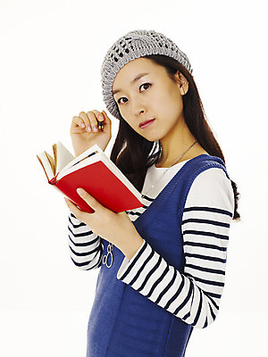 포토 JPG 스튜디오촬영 모델 모자 라이프스타일 원피스 여자 포즈 생각 장신구 모션 실내 한명 누끼 사람 동양인 손짓 이벤트 상반신 20대 성인 옆모습 장식 책 캐주얼 필기구 연필 다이어리 공책 한국인 베레모 캐주얼원피스 여자만 여자한명만 성인여자만 청년만 청년여자만 성인한명만 청년여자한명만 성인여자한명만 성인만 국내포토 모자_잡화 1 잡화 옷 뷰포인트 문구용품 학용품 인종 청년 내부 생활 사무용품 파일형식