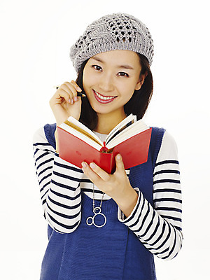 포토 JPG 스튜디오촬영 모델 모자 라이프스타일 원피스 여자 포즈 생각 장신구 모션 실내 한명 미소 웃음 누끼 사람 동양인 손짓 이벤트 상반신 20대 성인 앞모습 장식 책 캐주얼 필기구 연필 다이어리 공책 한국인 베레모 캐주얼원피스 여자만 여자한명만 성인여자만 청년만 청년여자만 성인한명만 청년여자한명만 성인여자한명만 성인만 국내포토 모자_잡화 1 잡화 옷 뷰포인트 문구용품 학용품 표정 인종 청년 내부 생활 사무용품 파일형식