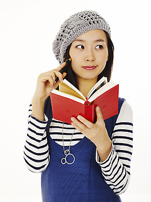 포토 JPG 스튜디오촬영 모델 모자 라이프스타일 원피스 여자 포즈 생각 장신구 모션 실내 한명 누끼 사람 동양인 손짓 이벤트 상반신 20대 성인 앞모습 장식 책 캐주얼 필기구 연필 다이어리 공책 한국인 베레모 캐주얼원피스 여자만 여자한명만 성인여자만 청년만 청년여자만 성인한명만 청년여자한명만 성인여자한명만 성인만 국내포토 모자_잡화 1 잡화 옷 뷰포인트 문구용품 학용품 인종 청년 내부 생활 사무용품 파일형식