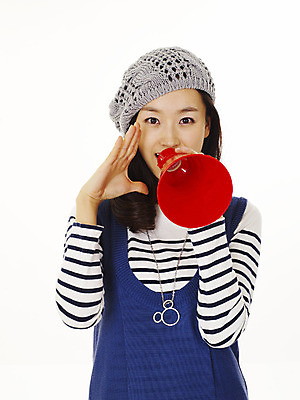 포토 JPG 스튜디오촬영 모델 모자 라이프스타일 원피스 여자 포즈 장신구 모션 안내 실내 한명 누끼 사람 동양인 손짓 이벤트 상반신 20대 성인 앞모습 장식 캐주얼 확성기 소리 한국인 알림 추천 베레모 캐주얼원피스 여자만 여자한명만 성인여자만 청년만 청년여자만 성인한명만 청년여자한명만 성인여자한명만 성인만 국내포토 모자_잡화 1 잡화 옷 뷰포인트 인종 청년 내부 생활 파일형식