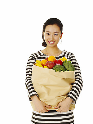 포토 JPG 스튜디오촬영 모델 라이프스타일 여자 포즈 채소 과일 모션 피망 봉투 파프리카 바나나 실내 한명 미소 웃음 누끼 사람 동양인 손짓 이벤트 상반신 20대 성인 캐주얼 쇼핑 종이봉투 한국인 사과 브로콜리 여자만 여자한명만 성인여자만 청년만 청년여자만 성인한명만 청년여자한명만 성인여자한명만 성인만 국내포토 1 옷 표정 인종 청년 내부 생활 파일형식