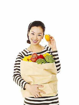 포토 JPG 스튜디오촬영 모델 라이프스타일 여자 포즈 채소 과일 모션 피망 봉투 파프리카 바나나 실내 한명 미소 웃음 누끼 사람 동양인 손짓 이벤트 상반신 20대 성인 캐주얼 쇼핑 종이봉투 한국인 사과 브로콜리 여자만 여자한명만 성인여자만 청년만 청년여자만 성인한명만 청년여자한명만 성인여자한명만 성인만 국내포토 1 옷 표정 인종 청년 내부 생활 파일형식