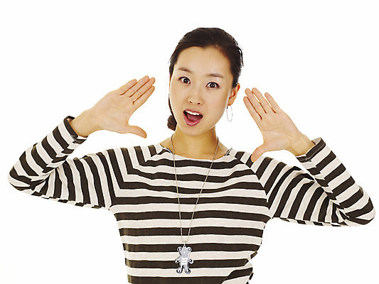 포토 JPG 스튜디오촬영 모델 라이프스타일 여자 포즈 장신구 모션 안내 실내 한명 미소 웃음 누끼 사람 동양인 손짓 이벤트 상반신 20대 성인 캐주얼 외침 한국인 양손 알림 부름 여자만 여자한명만 성인여자만 청년만 청년여자만 성인한명만 청년여자한명만 성인여자한명만 성인만 국내포토 1 손 옷 표정 인종 청년 내부 생활 소리 파일형식