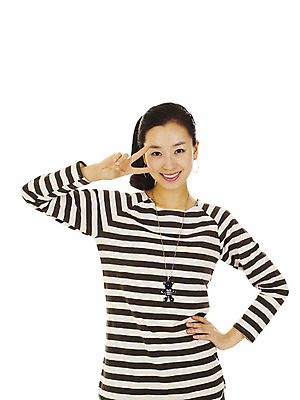 포토 JPG 스튜디오촬영 모델 라이프스타일 여자 포즈 장신구 모션 실내 한명 미소 웃음 누끼 사람 동양인 손짓 이벤트 상반신 20대 성인 캐주얼 한국인 브이 여자만 여자한명만 성인여자만 청년만 청년여자만 성인한명만 청년여자한명만 성인여자한명만 성인만 국내포토 1 옷 표정 인종 청년 내부 생활 파일형식