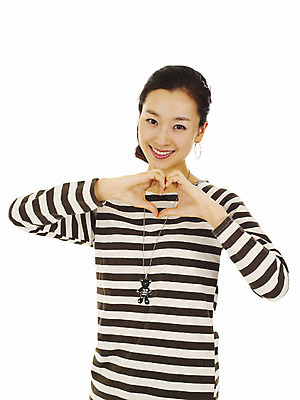 포토 JPG 스튜디오촬영 모델 라이프스타일 여자 포즈 장신구 모션 실내 한명 미소 웃음 누끼 사람 동양인 손짓 이벤트 상반신 20대 성인 캐주얼 한국인 양손 하트 손하트 여자만 여자한명만 성인여자만 청년만 청년여자만 성인한명만 청년여자한명만 성인여자한명만 성인만 국내포토 모양 1 손 옷 표정 인종 청년 내부 생활 파일형식