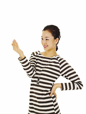 포토 JPG 스튜디오촬영 모델 라이프스타일 여자 포즈 장신구 모션 실내 한명 미소 웃음 누끼 사람 동양인 손짓 이벤트 상반신 20대 성인 캐주얼 한국인 여자만 여자한명만 성인여자만 청년만 청년여자만 성인한명만 청년여자한명만 성인여자한명만 성인만 국내포토 1 옷 표정 인종 청년 내부 생활 파일형식