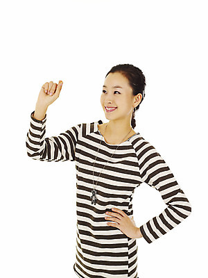 포토 JPG 스튜디오촬영 모델 라이프스타일 여자 포즈 장신구 모션 실내 한명 미소 웃음 누끼 사람 동양인 손짓 이벤트 상반신 20대 성인 캐주얼 한국인 여자만 여자한명만 성인여자만 청년만 청년여자만 성인한명만 청년여자한명만 성인여자한명만 성인만 국내포토 1 옷 표정 인종 청년 내부 생활 파일형식