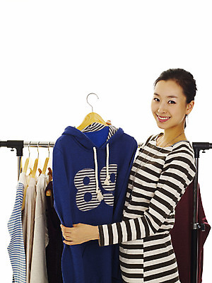 포토 JPG 스튜디오촬영 모델 라이프스타일 옷 여자 포즈 실내 한명 미소 웃음 사람 동양인 손짓 상반신 20대 성인 캐주얼 쇼핑 한국인 선택 옷걸이 추천 옷고르기 여자만 여자한명만 성인여자만 청년만 청년여자만 성인한명만 청년여자한명만 성인여자한명만 성인만 국내포토 1 컨셉 모션 표정 인종 청년 내부 생활 파일형식