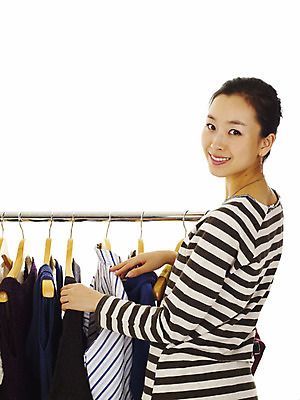 포토 JPG 스튜디오촬영 모델 라이프스타일 옷 여자 포즈 생각 장신구 실내 한명 사람 동양인 손짓 상반신 20대 성인 장식 캐주얼 쇼핑 한국인 옷걸이 고민 갈등 옷고르기 여자만 여자한명만 성인여자만 청년만 청년여자만 성인한명만 청년여자한명만 성인여자한명만 성인만 국내포토 1 감정 모션 인종 청년 내부 생활 파일형식