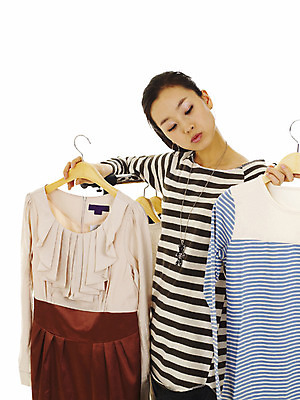 포토 JPG 스튜디오촬영 모델 라이프스타일 옷 여자 포즈 생각 장신구 실내 한명 들기 사람 동양인 손짓 상반신 20대 성인 장식 캐주얼 쇼핑 한국인 옷걸이 고민 갈등 옷고르기 여자만 여자한명만 성인여자만 청년만 청년여자만 성인한명만 청년여자한명만 성인여자한명만 성인만 국내포토 1 감정 모션 인종 청년 내부 생활 파일형식