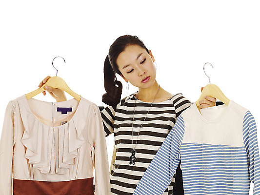 포토 JPG 스튜디오촬영 모델 라이프스타일 옷 여자 포즈 생각 장신구 실내 한명 들기 사람 동양인 손짓 상반신 20대 성인 장식 캐주얼 쇼핑 한국인 옷걸이 고민 갈등 옷고르기 여자만 여자한명만 성인여자만 청년만 청년여자만 성인한명만 청년여자한명만 성인여자한명만 성인만 국내포토 1 감정 모션 인종 청년 내부 생활 파일형식