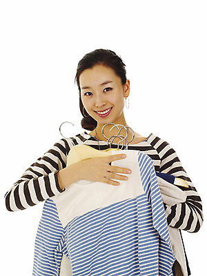 포토 JPG 스튜디오촬영 모델 라이프스타일 옷 여자 포즈 실내 한명 미소 웃음 들기 사람 동양인 손짓 상반신 20대 성인 캐주얼 쇼핑 한국인 옷걸이 여자만 여자한명만 성인여자만 청년만 청년여자만 성인한명만 청년여자한명만 성인여자한명만 성인만 국내포토 1 모션 표정 인종 청년 내부 생활 파일형식