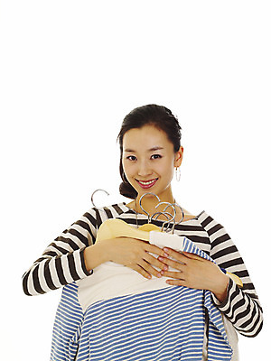 포토 JPG 스튜디오촬영 모델 라이프스타일 옷 여자 포즈 실내 한명 미소 웃음 들기 사람 동양인 손짓 상반신 20대 성인 캐주얼 쇼핑 한국인 옷걸이 여자만 여자한명만 성인여자만 청년만 청년여자만 성인한명만 청년여자한명만 성인여자한명만 성인만 국내포토 1 모션 표정 인종 청년 내부 생활 파일형식