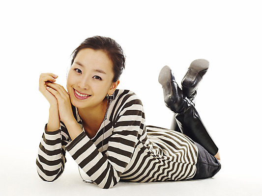 포토 JPG 스튜디오촬영 전신 모델 라이프스타일 여자 엎드리기 포즈 장신구 실내 한명 미소 웃음 사람 동양인 손짓 20대 성인 장식 캐주얼 쇼핑 턱괴기 한국인 여자만 여자한명만 성인여자만 청년만 청년여자만 성인한명만 청년여자한명만 성인여자한명만 성인만 국내포토 1 옷 모션 표정 인종 청년 내부 생활 파일형식